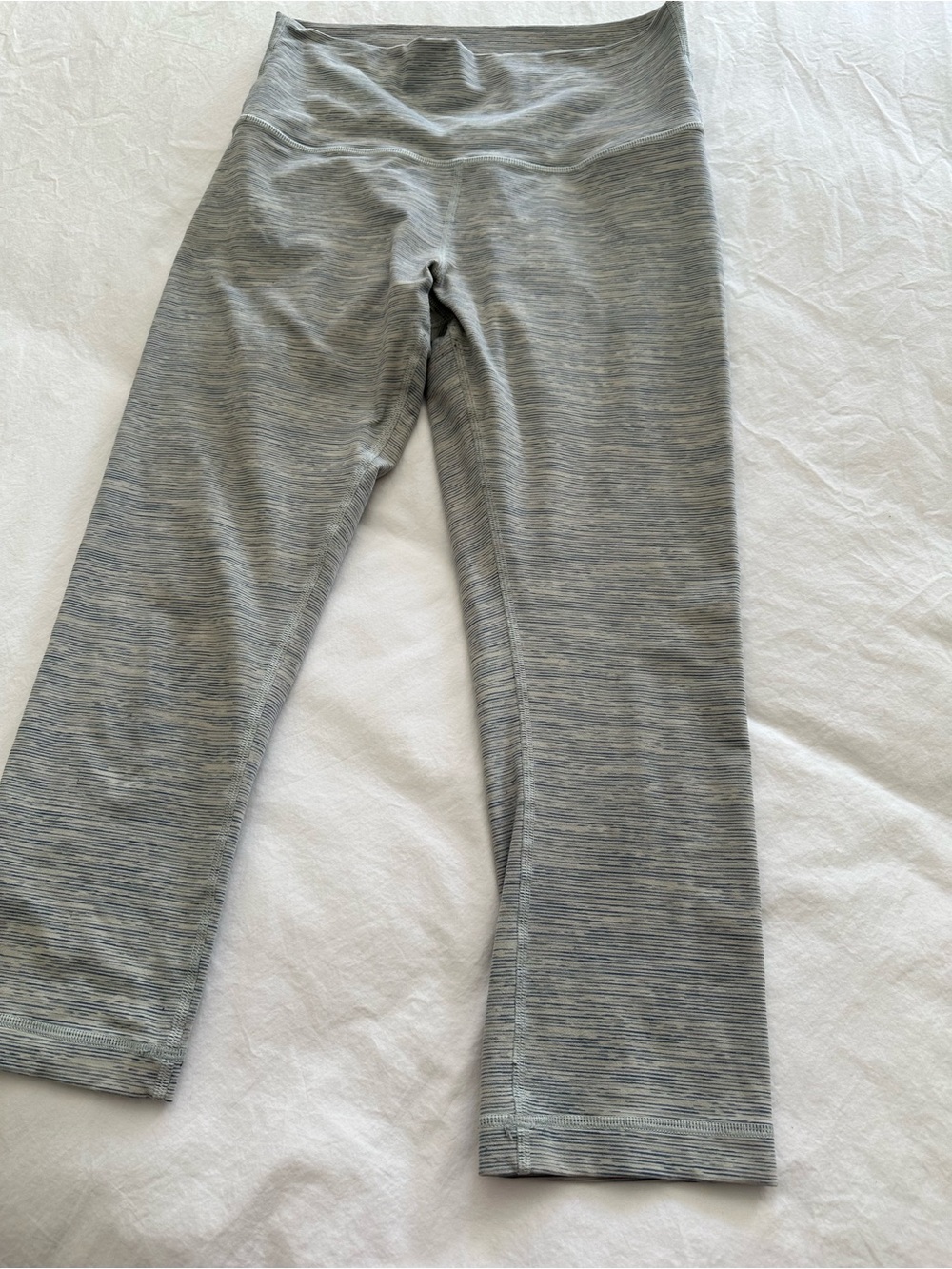 lululemon athletica Heathered Light Gray Capri Leggings, size 8